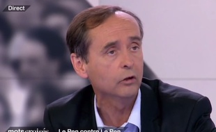 Robert Ménard, le maire de Béziers, sur le plateau de «Mots Croisés» de France 2.