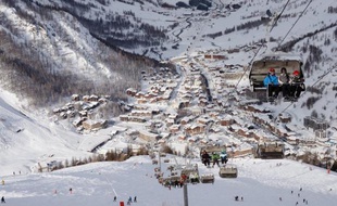 Les stations de ski françaises, à l'exception des Vosges, ont enregistré une fréquentation "record" durant les vacances de Noël grâce à un très bon enneigement, mais s'inquiètent pour la fin de saison, a-t-on appris mercredi auprès des professionnels.