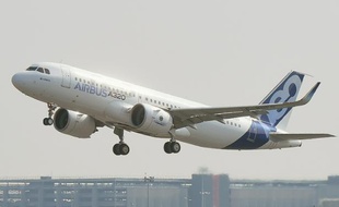 Un Airbus A320neo décolle pour son premier vol depuis Blagnac, près de Toulouse, le 25 septembre 2014