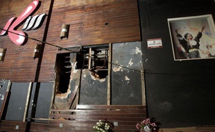 Des fleurs déposés devant la discothèque Kiss de Santa Maria (Brésil) où un incendie a fait plus de 200 morts, le 28 janvier 2013.