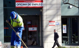Le nombre de personnes inscrites au chômage en Espagne est reparti à la hausse en janvier, à 4,8 millions, a annoncé mardi le ministère de l'Emploi, un chiffre très élevé qui plombe la timide reprise du pays.