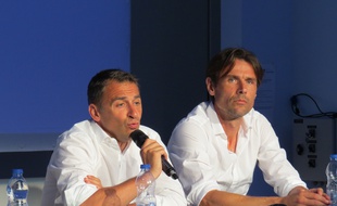 Le président du Toulouse Football Club Olivier Sadran, accompagné de l'entraîneur Dominique Arribagé, lors de la conférence de presse de rentrée du club, le 29 juin 2015 au centre de formation du TFC.