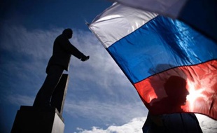 Le drapeau russe flotte sur la place Lénine à Simféropol en Crimée, le 17 mars 2013
