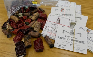 Bouchons anciens et fausses étiquettes de grands crus saisis au domicile de Rudy Kurniawan.