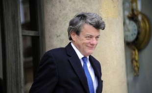 Jean-Louis Borloo, considéré comme favori pour Matignon en cas de départ de François Fillon lors du prochain remaniement, a soigné dimanche son profil de centriste, sensible à la "cohésion" et à la "justice sociale" en période de crise.