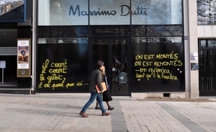 Les commerçants des Champs-Elysées expriment leur exaspération.