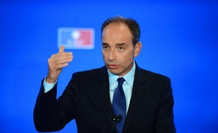 Le président de l'UMP, Jean-François Copé, a affirmé mercredi soir en meeting à Saint-Raphaël (Var) l'importance "majeure" des municipales de 2014 pour la droite, synonymes de "reconquête du coeur des Français", tout en stigmatisant "les égarements" de certains vers l'extrême droite.