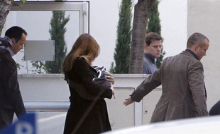 Carla Bruni-Sarkozy sort de la clinique de la Muette (16e arrondissement) avec sa fille, le 23 octobre 2011.