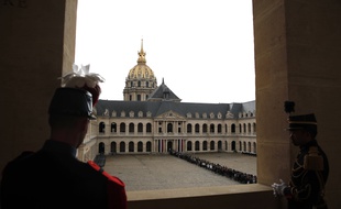 Plusieurs milliers de Français ont bravé la pluie ce dimanche pour saluer la mémoire de Jacques Chirac.