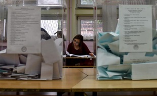 Des membres de la commission électorale serbe dans un bureau de vote de Belgrade, le 24 avril 2016