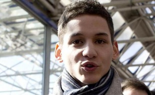 Geoffrey Tidjani, blessé par un tir de flashball, arrive au tribunal de Bobigny le 5 mars 2015
