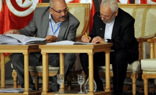 Rached Ghannouchi, leader du parti islamiste tunisien Ennahda, signe l'engagement de son parti à quitter le gouvernement à la fin octobre 2013, le 5 octobre 2013 à Tunis.
