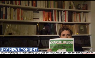 Caroline Fourest essaye de montrer la une de Charlie Hebdo à la tél britannique