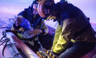 Le simulateur permet notamment de jouer des scénarios de sauvetage à bord d'un Zodiac.