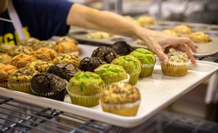 Une personne disposant des cupcakes. Illustration.