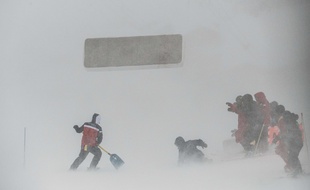 (Photo d'illustration) Les pisteurs s'activent à Val d'Isère pour préparer une piste de ski alpin.