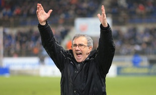 Le coach du Racing club de Strasbourg Jacky Duguépéroux n'as pas prêt de baisser les bras. (Arvhices)