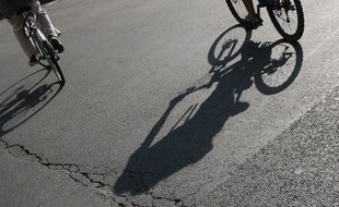 Des cyclistes au centre-ville de Toulouse. Illustration.
