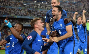 Joie d'Antoine Griezmann et des bleus lors de la demie-finale de l'Euro-2016 le 7 juillet 2016 à Marseille