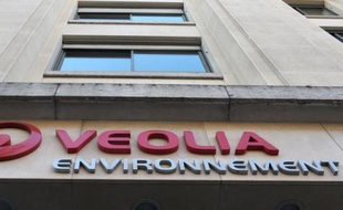 Le groupe français Veolia Environnement a assuré jeudi qu'il tiendrait son objectif de céder 5 milliards d'euros d'actifs entre 2012 et 2013, après plusieurs petites opérations dont certaines sont toujours en cours.