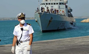 Le navire militaire italien "Chimera" avec 350 migrants à bord, arrive le 30 juin 2014 dans le port de Pozzallo en Sicile