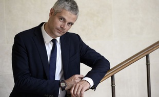 Laurent Wauquiez pose à l'Assemblée nationale le 17 juillet 2014.
