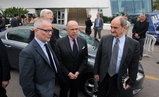 Le ministre de l'Intérieur, lundi à Cannes, en compagnie de Thierry Frémaux et Pierre Lescure