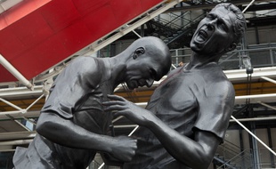 Une sculpture du fameux coup de boule de Zidane à Materazzi a été installé devant le Centre Pompidou à Paris, de septembre 2012 à janvier 2013.