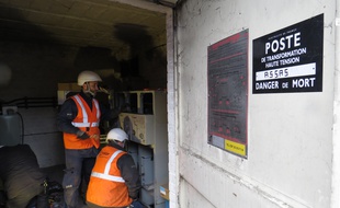 Des techniciens d'ErDF interviennent sur un poste haute tension/basse tension.