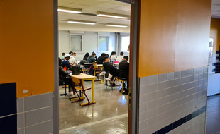 Dans une salle de TD de l'université de Lille sur la campus Cité scientifique.