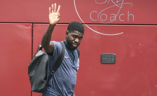 Samuel Umtiti à l'arrivée de l'équipe de France à Moscou, le 10 juin 2018.