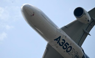Un Airbus A350 au dessus de l'aéroport de Schoenefeld le 31 mai 2016