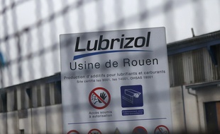 L'usine Lubrizol de Rouen, un site classé Seveso, est ravagée par les flammes, ce 26 septembre 2019 (photo d'illustration).