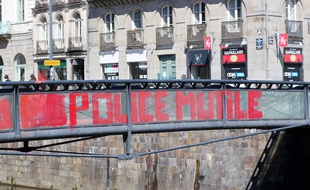 La passerelle où un étudiant a été grièvement blessé a été peinte en rouge le 1er mai 2016 à Rennes.