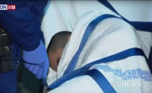 Un inconnu dévêtu s'est introduit dans le lit d'un couple australien en train de dormir.