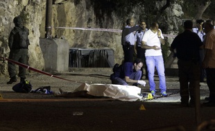 La police israélienne se tient autour du corps d'un assaillant palestinien, à Jérusalem le 16 juin 2017. Il est l'auteur d'une attaque, avec deux autres palestiniens, qui a coûté la vie à une policière israélienne.