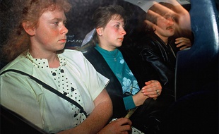 Murielle Bolle (à gauche) sortant du tribunal en octobre 1989.