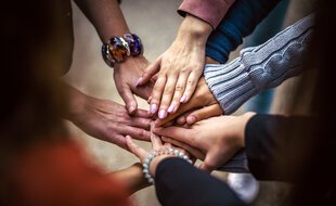 Pour certains, se lancer dans des initiatives solidaires permet de retrouver du sens et de la joie de vivre en temps de coronavirus.