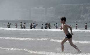 Des baigneurs à Hendaye, dans le Pays basque, le 18 juillet 2017.