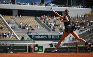 Demi-finale de Roland-Garros entre l'Américaine Amanda Anisimova et l'Australienne Ashleigh Barty. Ce n'est pas la folie sur le court Suzanne-Lenglen.