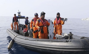 Quelque 150 sauveteurs, dont une quarantaine de plongeurs, ont été déployés sur le site de l’accident pour retrouver des victimes et des restes de l’appareil au large de Ujung Karawang, en Indonésie, le 30 octobre 2018.