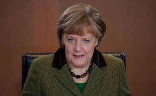 La chancelière Angela Merkel a jugé mercredi "normal" un cours de l'euro compris entre 1,30 et 1,40 dollar, lors d'un discours devant des économistes à Berlin.