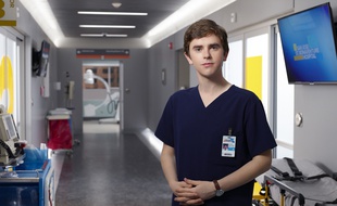Freddie Highmore est Shaun Murphy, un chirurgien autiste, dans la série «Good Doctor» sur TF1