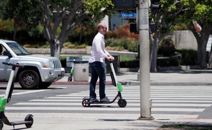 Un usager de trottinette électrique dans les rues de Santa Monica aux Etats-Unis.