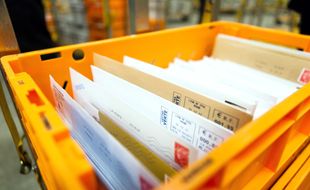 Du courrier dans un centre de tri de La Poste.