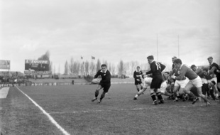 Une des nombreuses attaques des rugbymen néo-zélandais qui va sebriser, elle aussi,sur le mur bleu de l'équipe de France de rugby, lors de la rencontre qui s'est disputée le 27 février 1954, à Colombes.