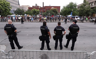 Des policiers américains bloquent l'accès au Jefferson Square Park, à Louisville.