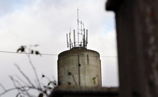 Le Conseil d'Etat estime qu'un maire n'a pas la compétence pour réglementer l'implantation des antennes relais de téléphonie mobile sur sa commune, a-t-il fait état dans une décision concernant trois communes publiée mercredi