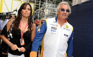 Le flamboyant play-boy et directeur de l'écurie Renault de F1 Flavio Briatore, 58 ans, s'est "rangé" en épousant religieusement samedi à Rome Elisabetta Gregoraci, un top-model italien de 30 ans sa cadette