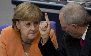 La Chancelière allemande Angela Merkel en discussion avec le ministre allemand des Finances Wolfgang Schaeuble, lors d'une session spéciale du parlement allemand, le Bundestag.